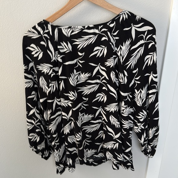 LOFT TOP IN BLACK AND WHITE LEAF PRINT ROUND NECK WITH 5 BUTTONS AT TOP 3/4 SLV - Picture 9 of 9